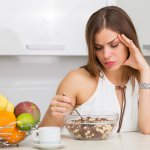 ストレスは食欲不振と過食に影響する？