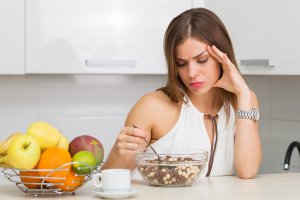 ストレスは食欲不振と過食に影響する？